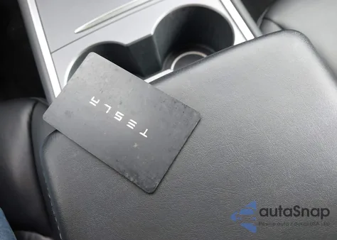 2021 Tesla Model Y Long Range Dual Motor All-Wheel Drive z USA, uszkodzony, nr VIN 5YJYGDEE5MF184739